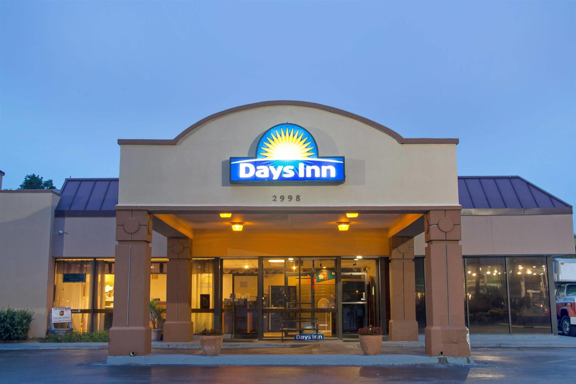 Days Inn & Suites By Wyndham Charleston Airport West North Charleston Exterior photo